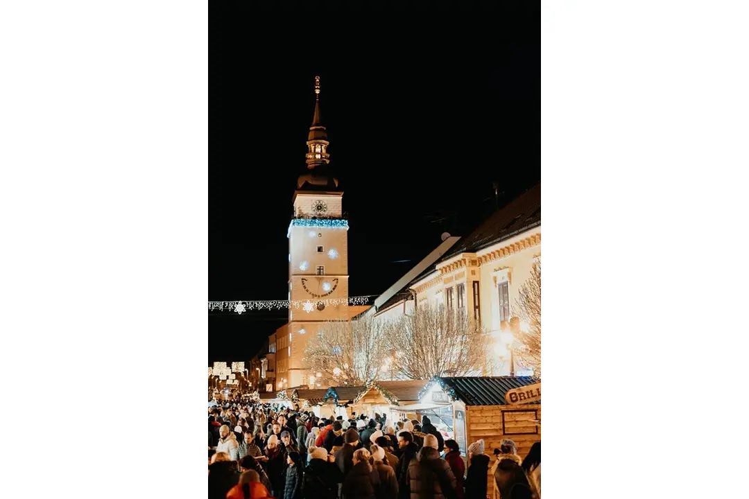 FOTO: Anjelský sprievod rozsvietil vianočný stromček v Trnave, foto 15