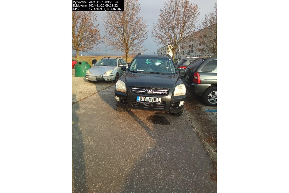 FOTO: Senickí policajti upozorňujú, že za takéto parkovanie dostanete pokutu, foto 1