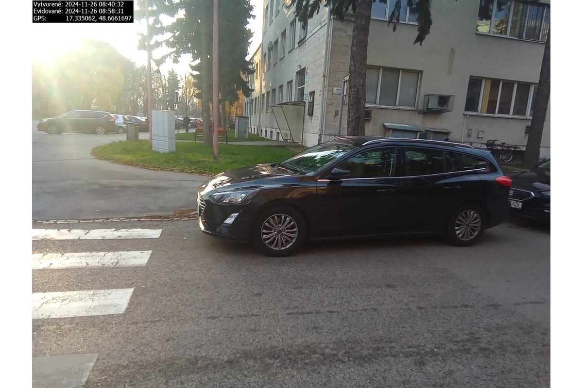 FOTO: Senickí policajti upozorňujú, že za takéto parkovanie dostanete pokutu, foto 3