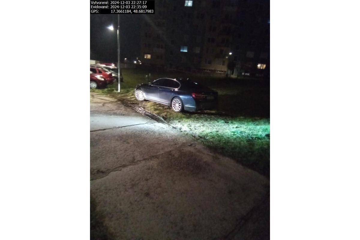 FOTO: Senickí policajti upozorňujú, že za takéto parkovanie dostanete pokutu, foto 5