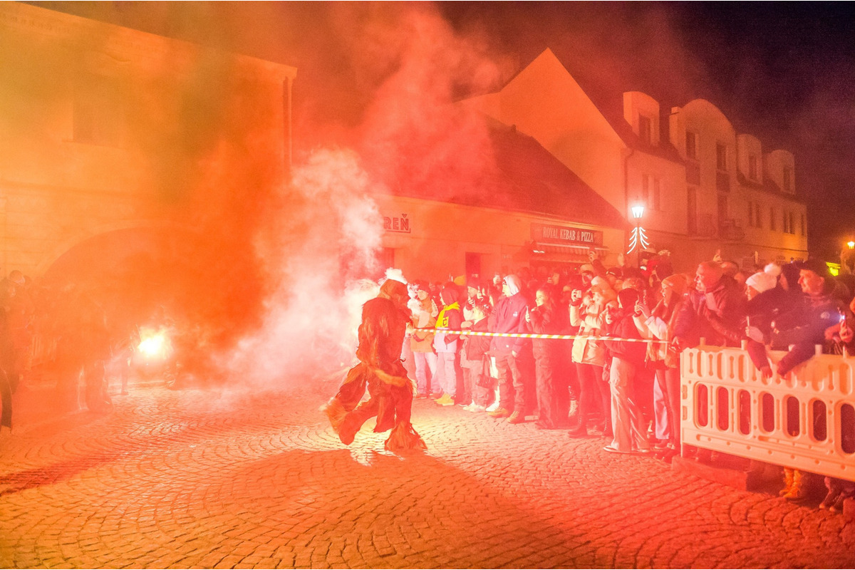 FOTO: Čertovský večer v Skalici. Ulicami sa premávalo 130 krampusov, foto 1