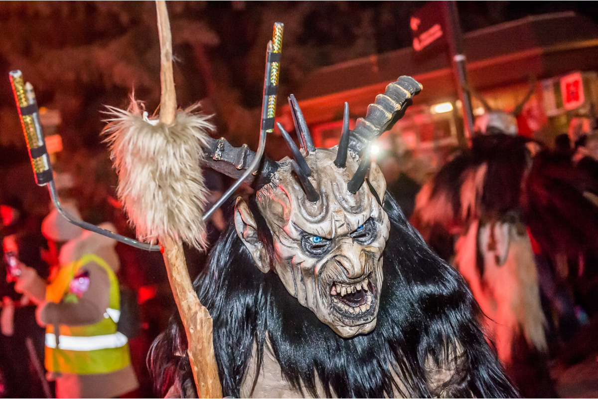 FOTO: Čertovský večer v Skalici. Ulicami sa premávalo 130 krampusov, foto 2