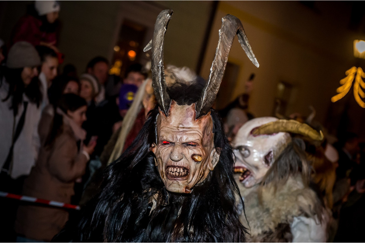 FOTO: Čertovský večer v Skalici. Ulicami sa premávalo 130 krampusov, foto 3