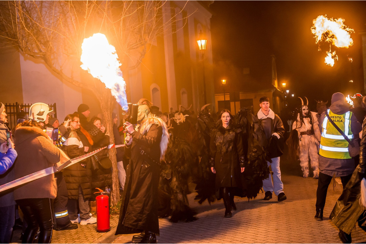 FOTO: Čertovský večer v Skalici. Ulicami sa premávalo 130 krampusov, foto 4