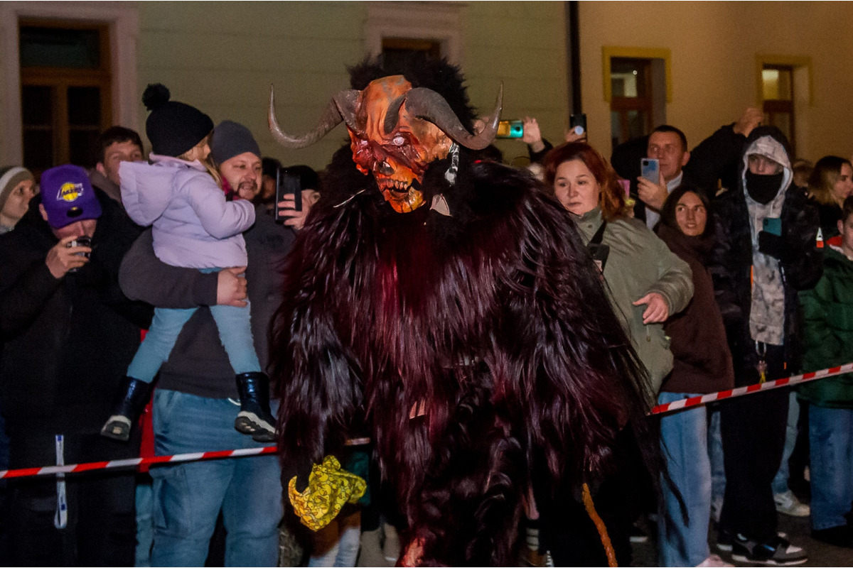 FOTO: Čertovský večer v Skalici. Ulicami sa premávalo 130 krampusov, foto 5