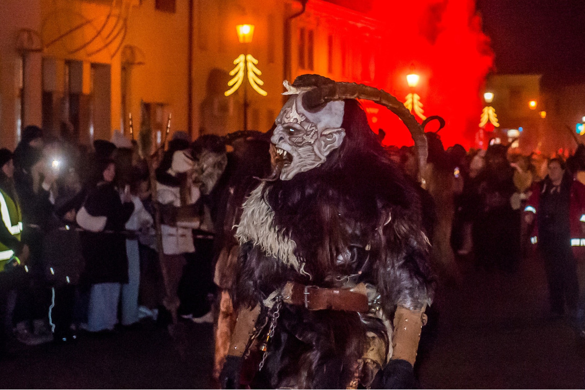 FOTO: Čertovský večer v Skalici. Ulicami sa premávalo 130 krampusov, foto 8