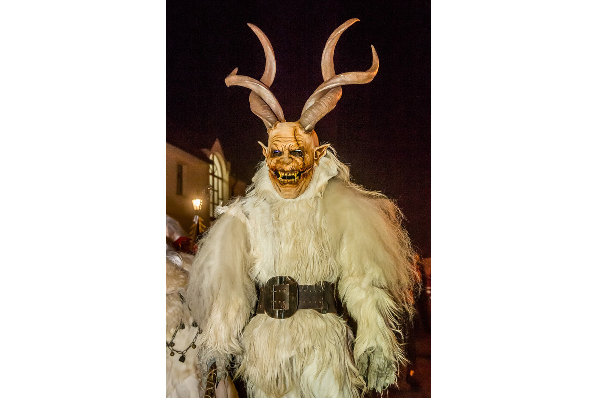 FOTO: Čertovský večer v Skalici. Ulicami sa premávalo 130 krampusov, foto 9