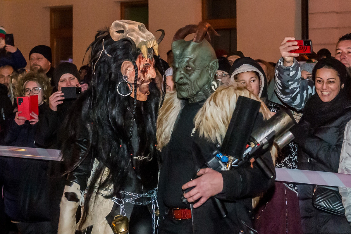 FOTO: Čertovský večer v Skalici. Ulicami sa premávalo 130 krampusov, foto 10