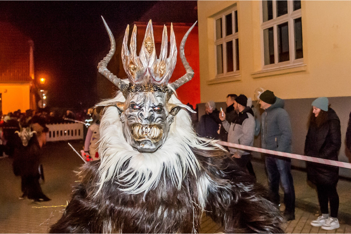 FOTO: Čertovský večer v Skalici. Ulicami sa premávalo 130 krampusov, foto 16