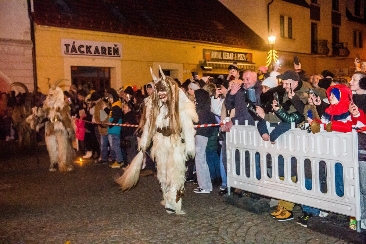 FOTO: Čertovský večer v Skalici. Ulicami sa premávalo 130 krampusov, foto 18