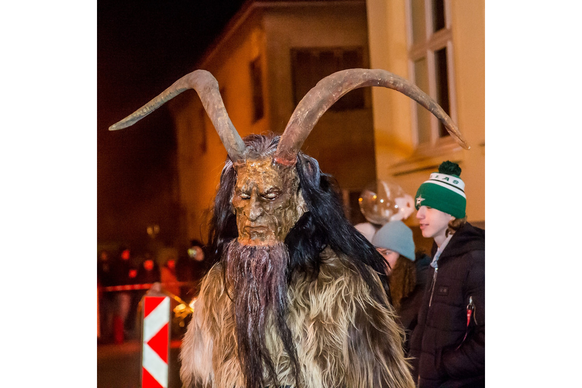 FOTO: Čertovský večer v Skalici. Ulicami sa premávalo 130 krampusov, foto 19