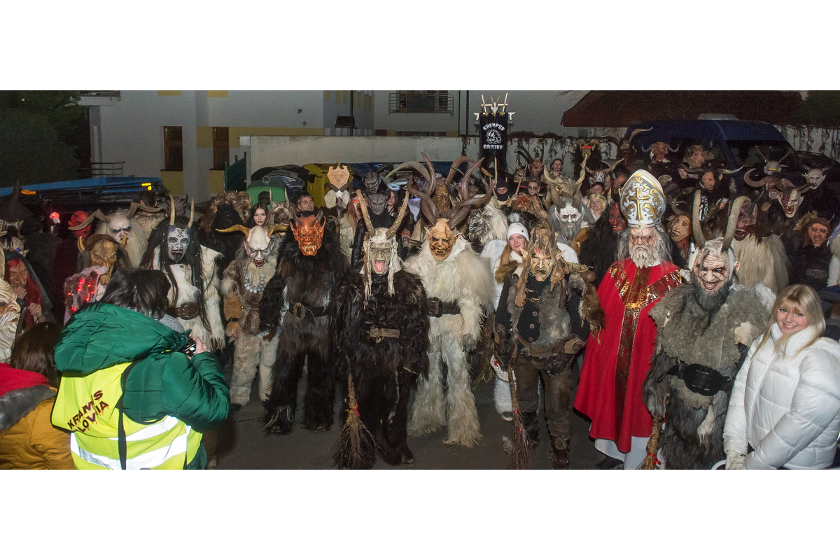 FOTO: Čertovský večer v Skalici. Ulicami sa premávalo 130 krampusov, foto 20