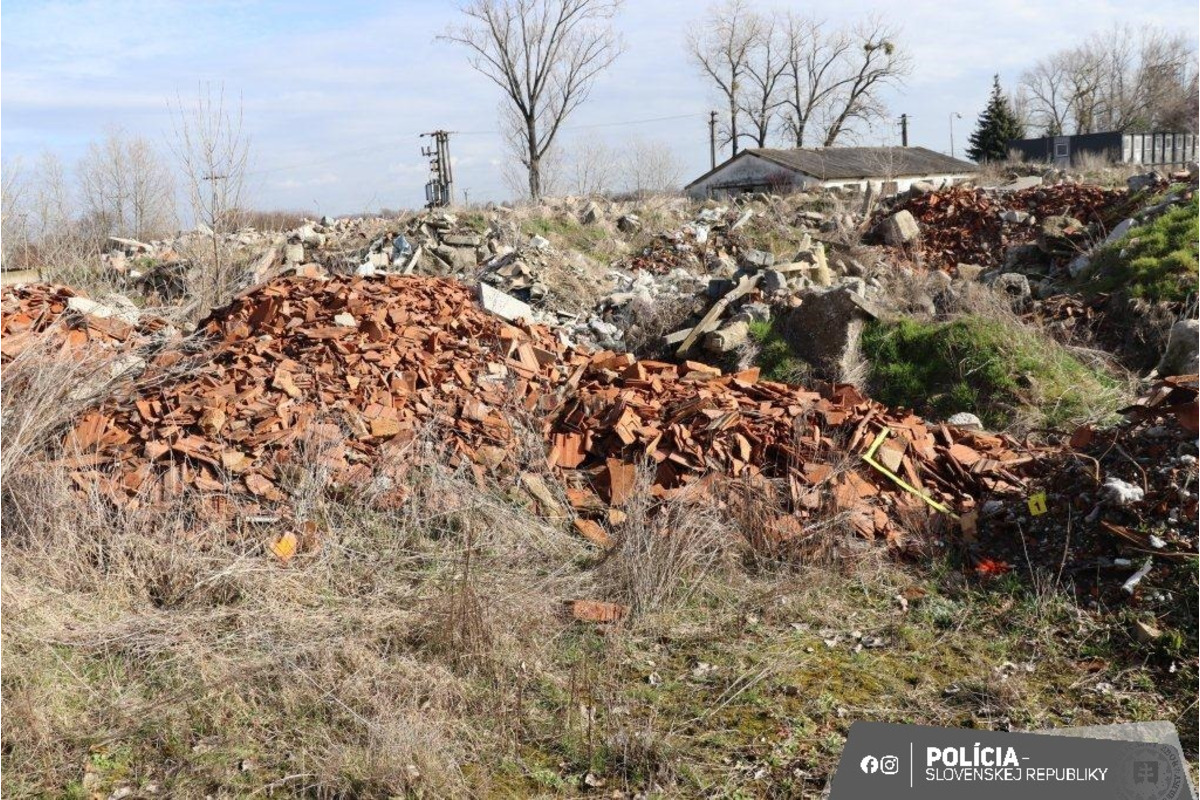 FOTO: Muž v obci Veľké Úľany vytvoril nelegálnu skládku, teraz čelí obvineniu, foto 1