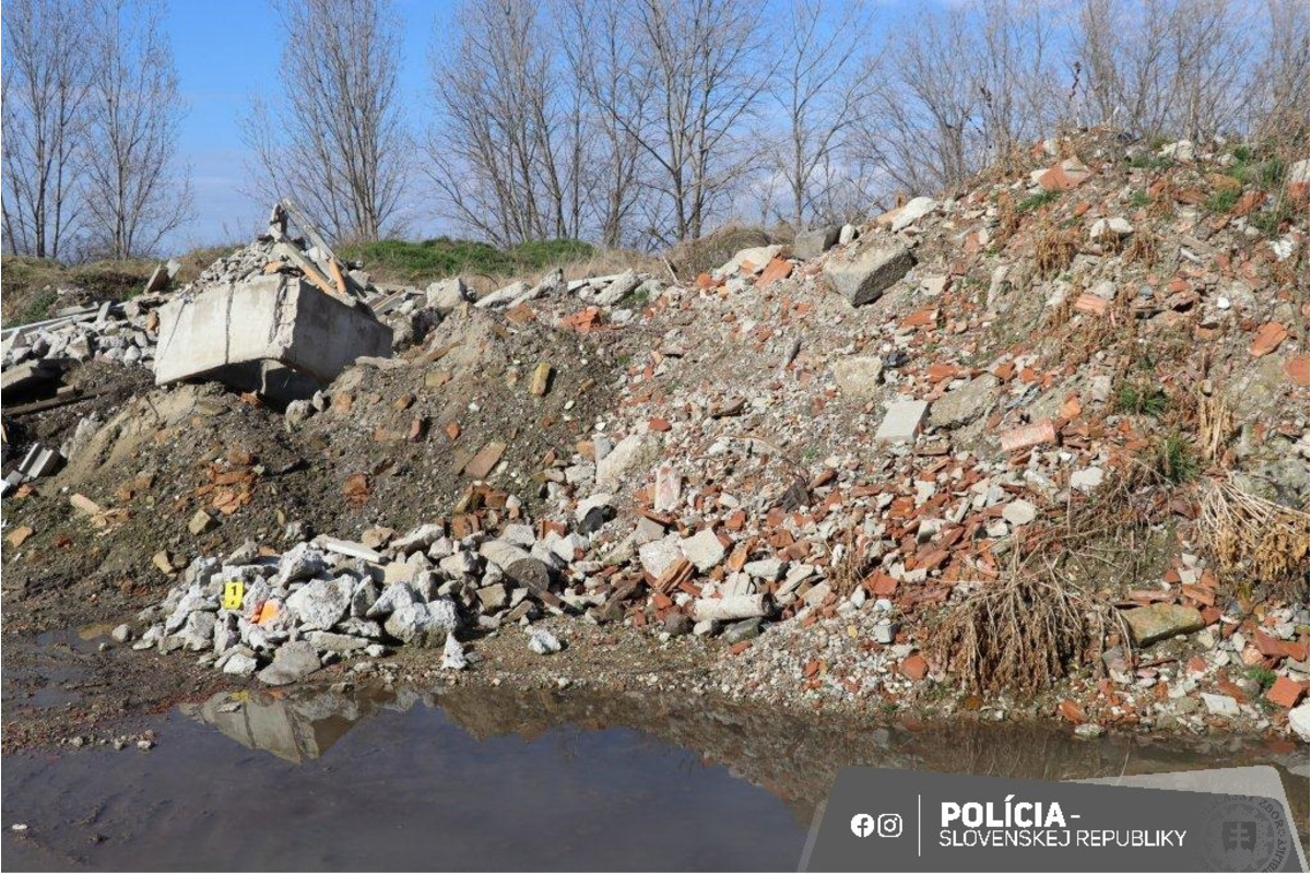 FOTO: Muž v obci Veľké Úľany vytvoril nelegálnu skládku, teraz čelí obvineniu, foto 2