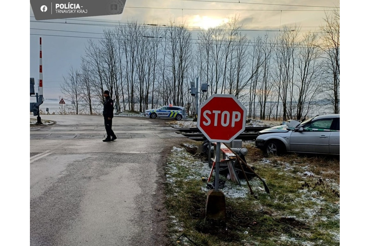 FOTO: V Sekuliach zničil zdrogovaný šofér závoru na železnici, foto 1