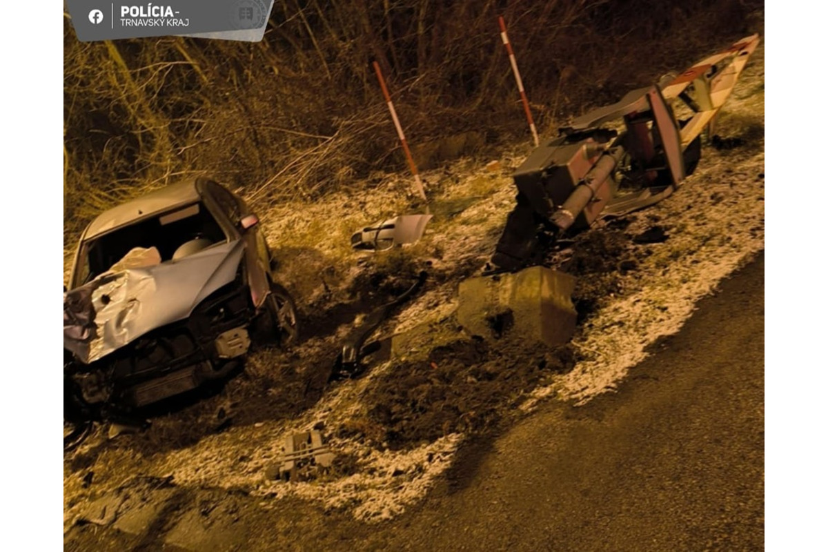 FOTO: V Sekuliach zničil zdrogovaný šofér závoru na železnici, foto 4